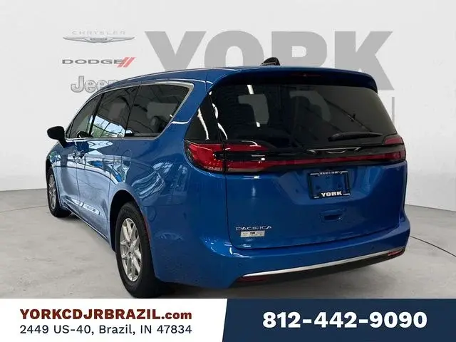 2027 Chrysler Pacifica Select photo 3
