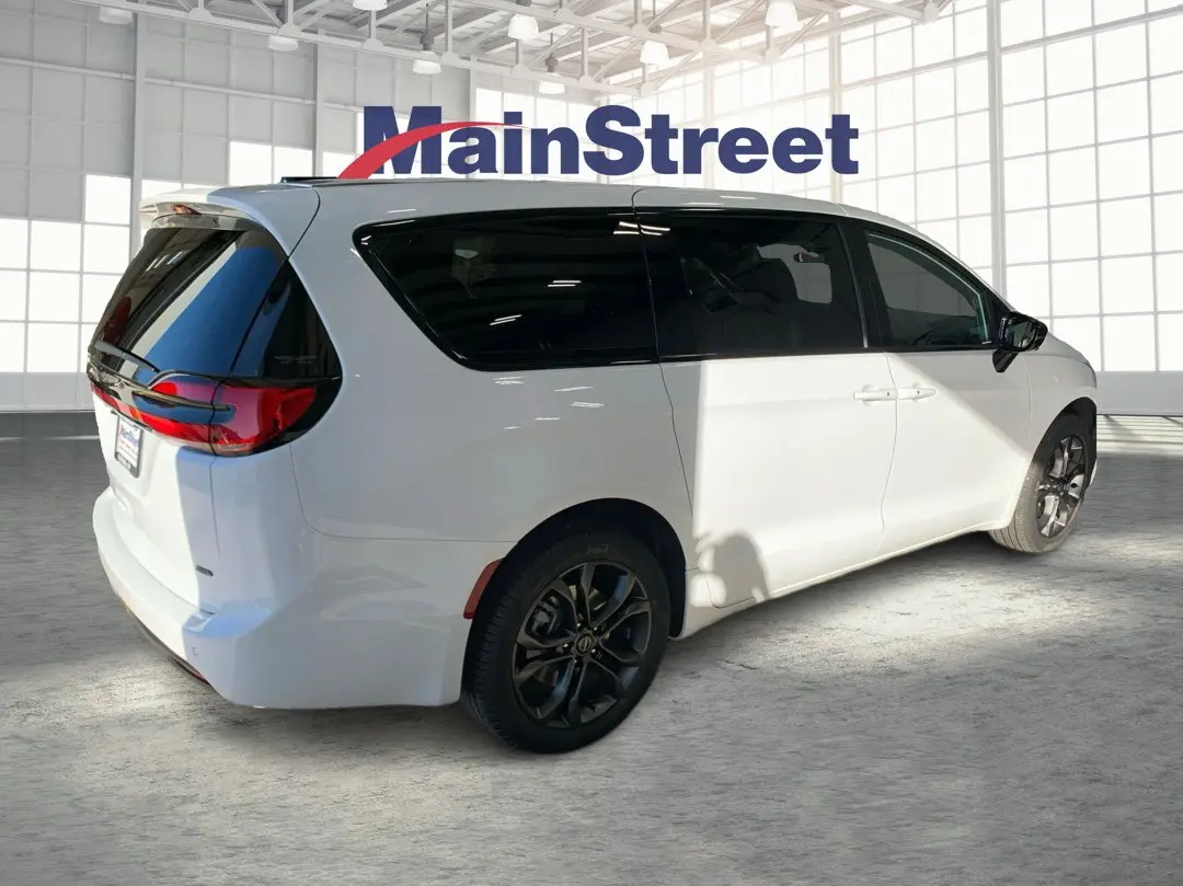 2026 Chrysler Pacifica Select AWD photo 5