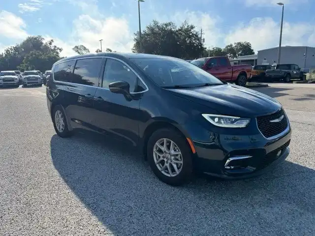 2024 Chrysler Pacifica Touring L's photo