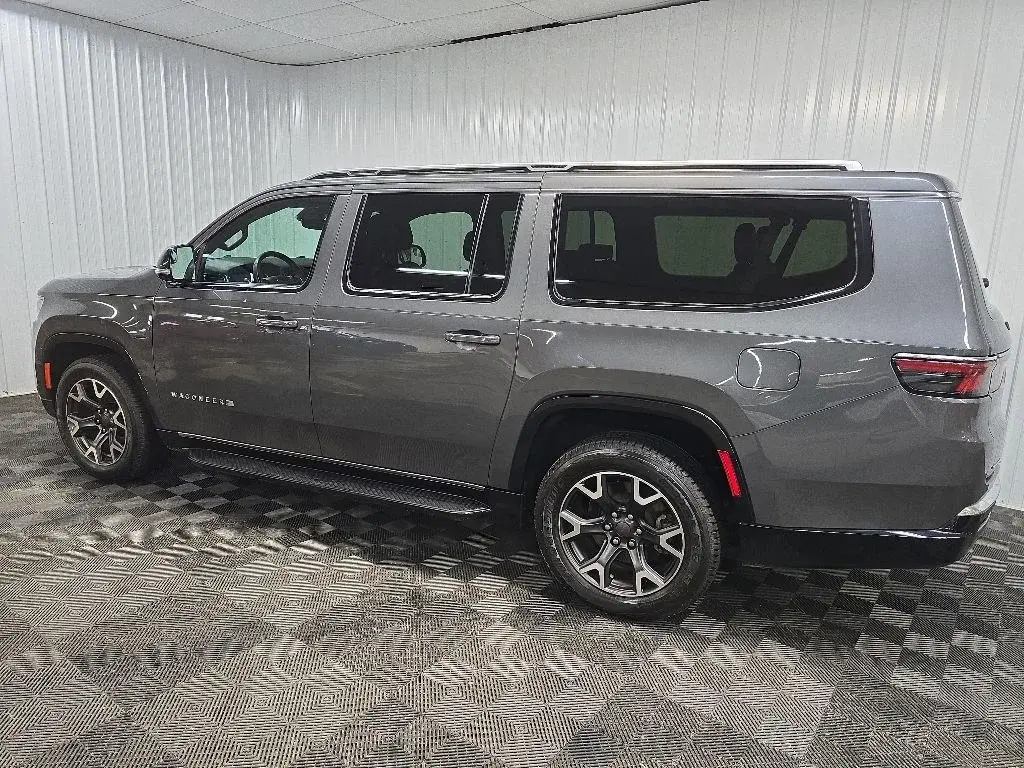 2023 Jeep Wagoneer L Series III 4WD photo 4