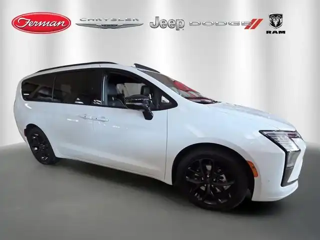 2027 Chrysler Pacifica Limited's photo