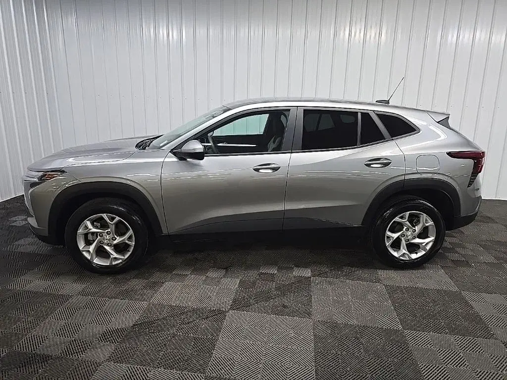 2024 Chevrolet Trax LS photo 5