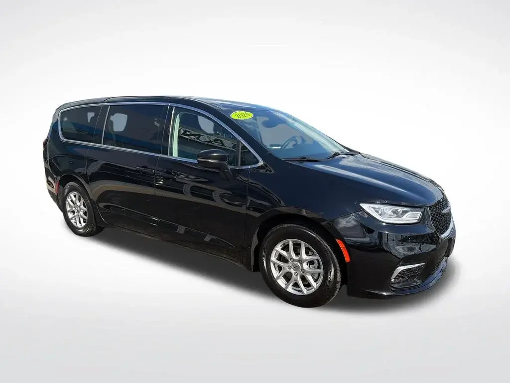 2024 Chrysler Pacifica Touring L photo 5