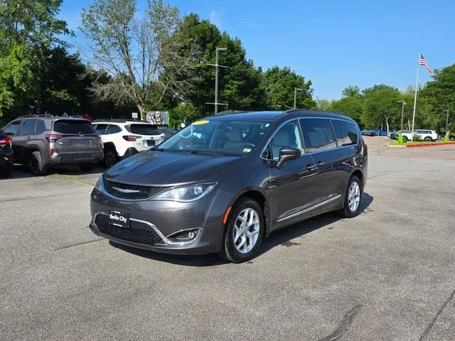 2017 Chrysler Pacifica Touring-L photo 4