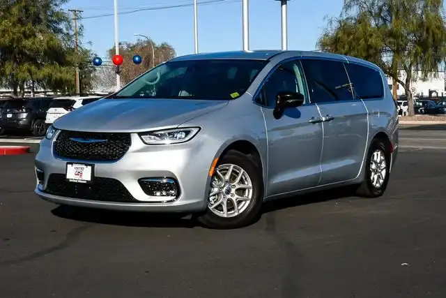 2023 Chrysler Pacifica Touring L's photo