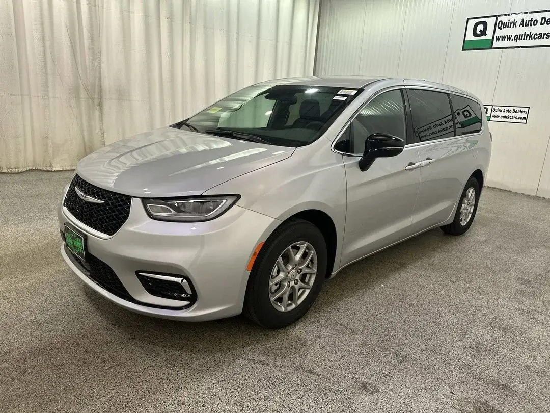 2026 Chrysler Pacifica Select photo 4