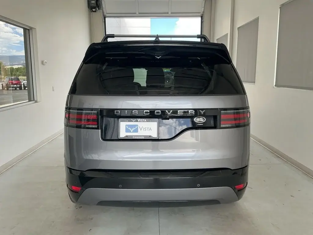 2023 Land Rover Discovery S R Dynamic photo 5