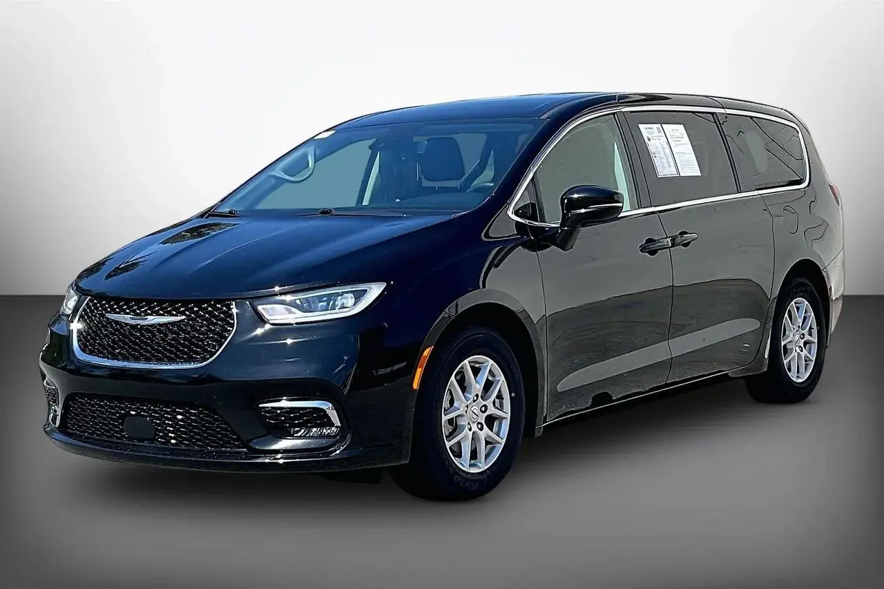 2024 Chrysler Pacifica Touring L photo 4