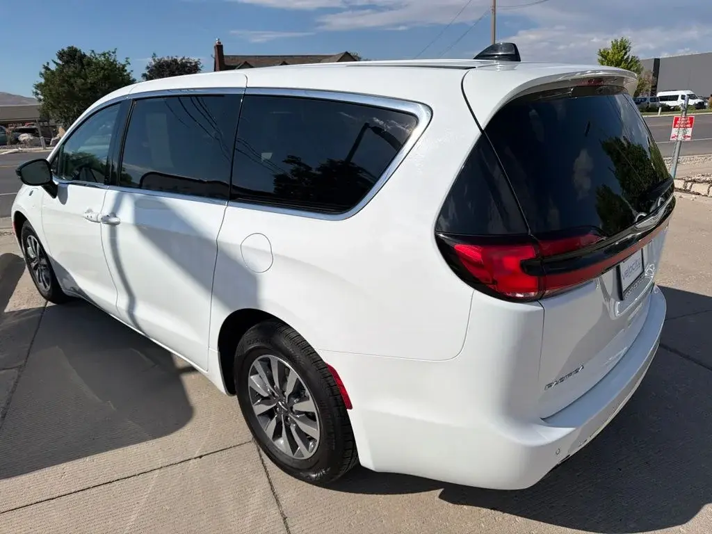2024 Chrysler Pacifica Hybrid Select PHEV photo 5