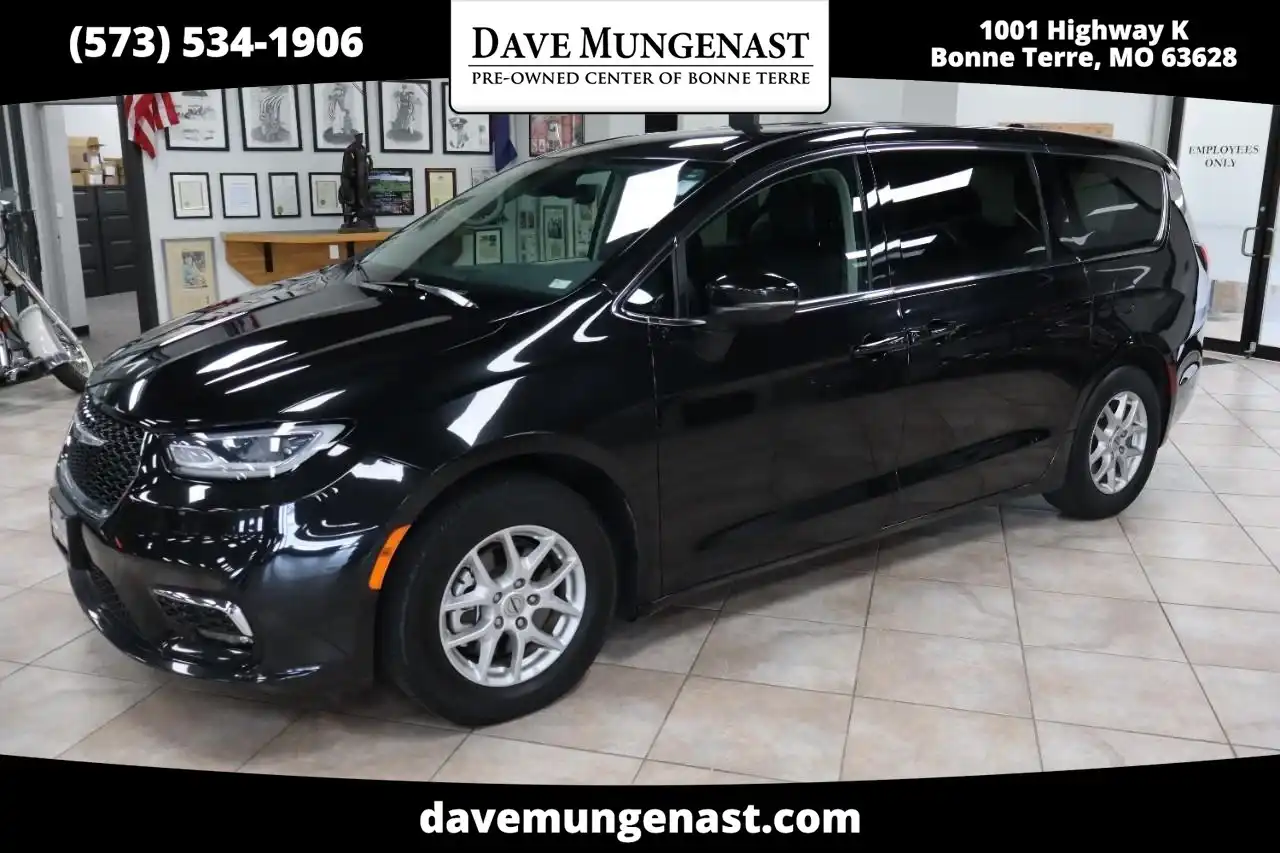 2023 Chrysler Pacifica Touring L's photo