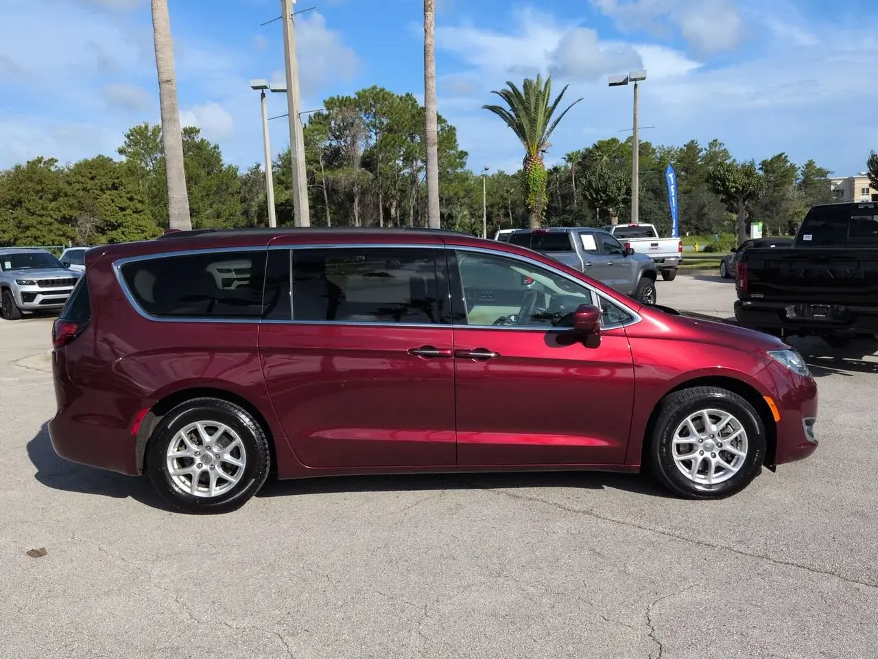 2020 Chrysler Pacifica Touring photo 3