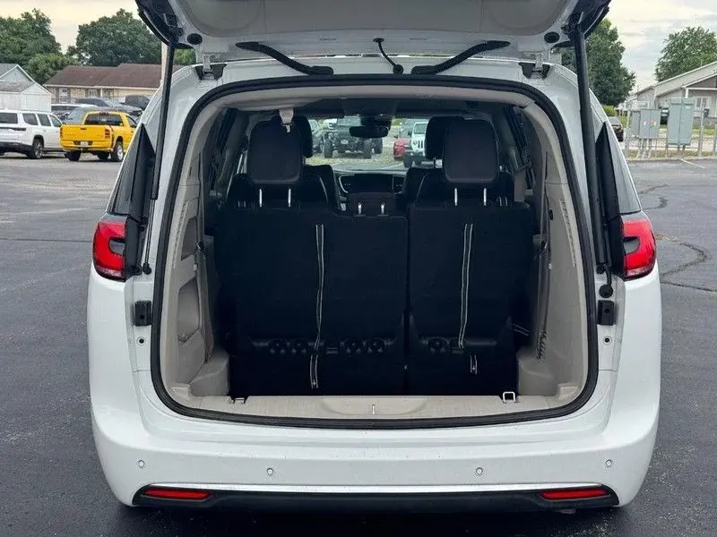 2023 Chrysler Pacifica Touring L photo 4