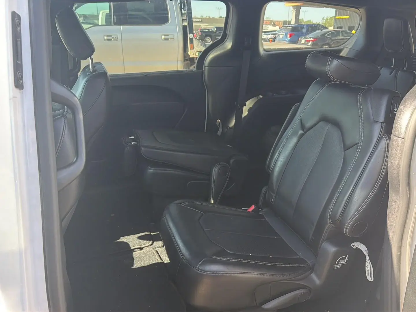 2025 Chrysler Pacifica Select photo 4