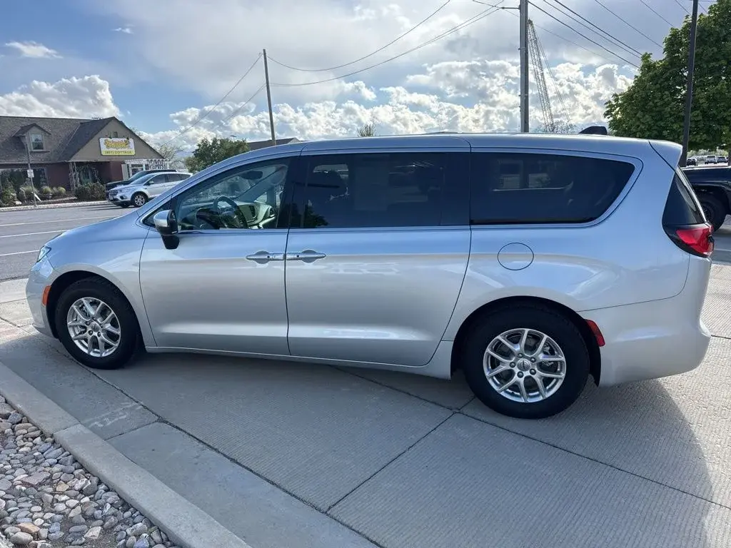 2023 Chrysler Pacifica Touring L photo 4