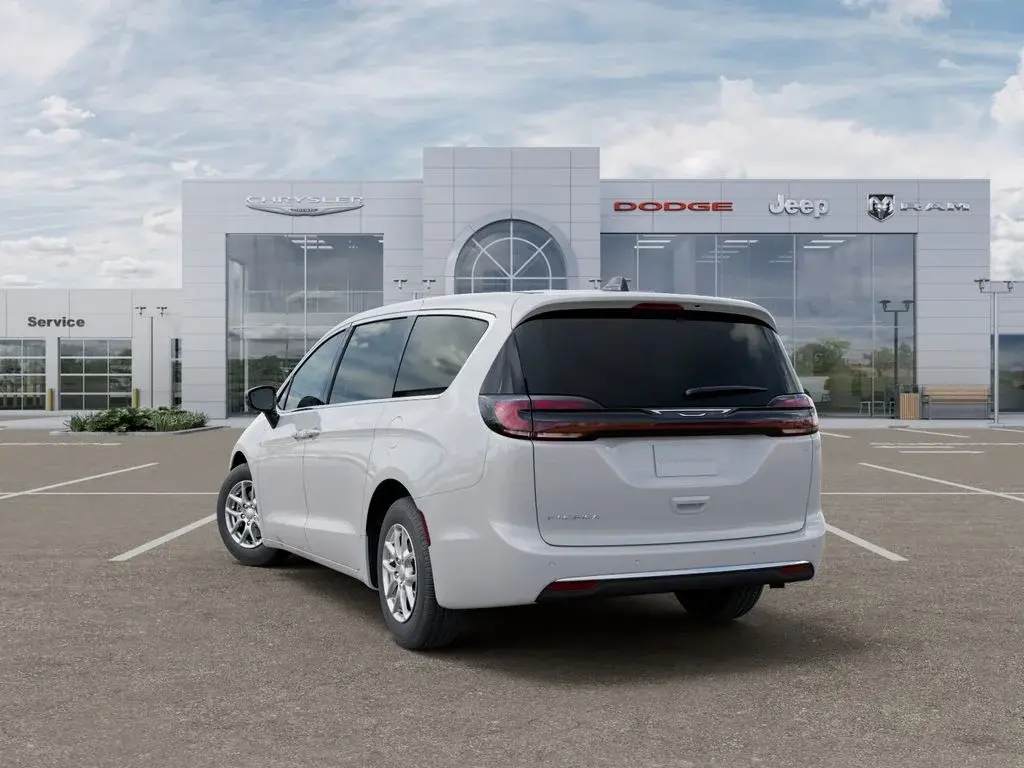 2027 Chrysler Pacifica Select photo 3