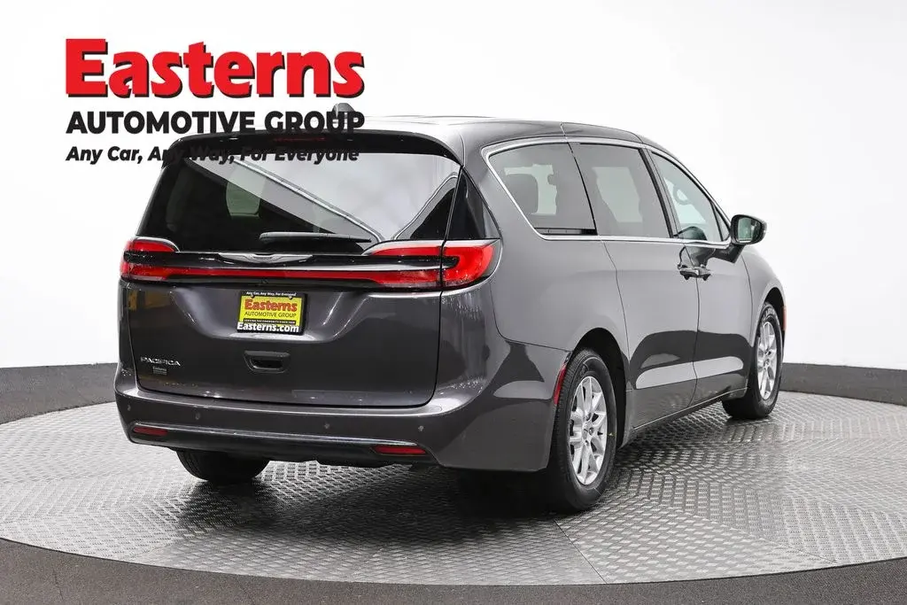 2023 Chrysler Pacifica Touring L photo 5