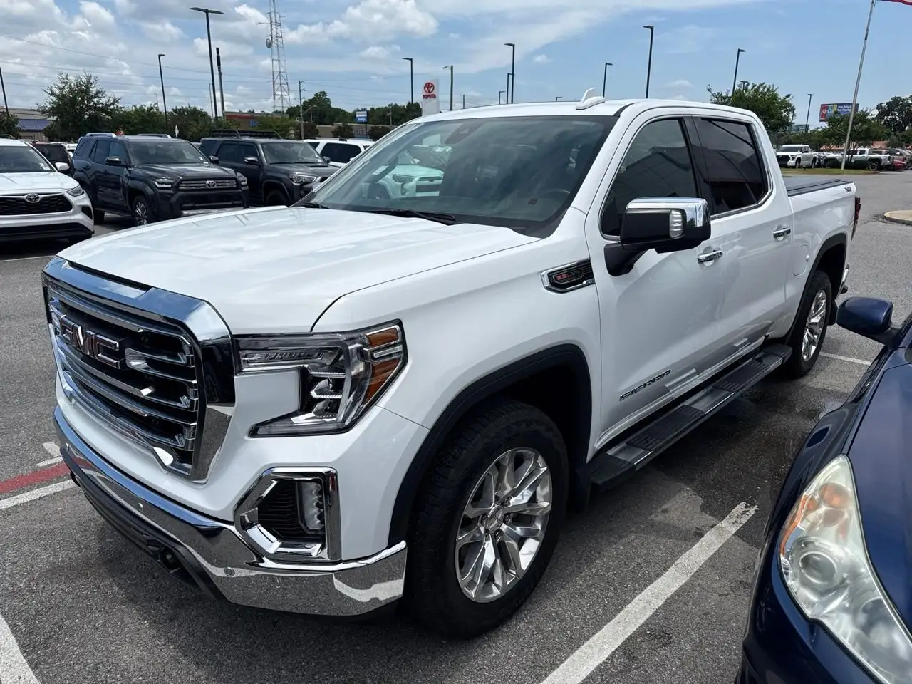 2021 GMC Sierra 4WD Crew Cab Short Box SLT photo 1
