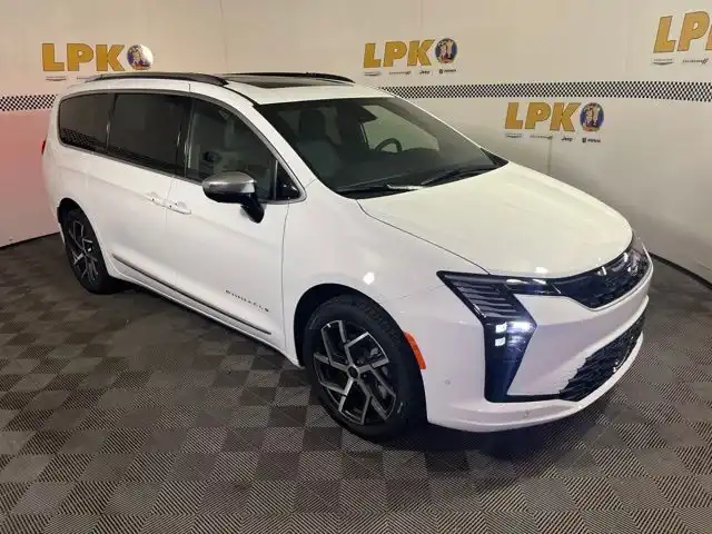 2027 Chrysler Pacifica Pinnacle AWD's photo