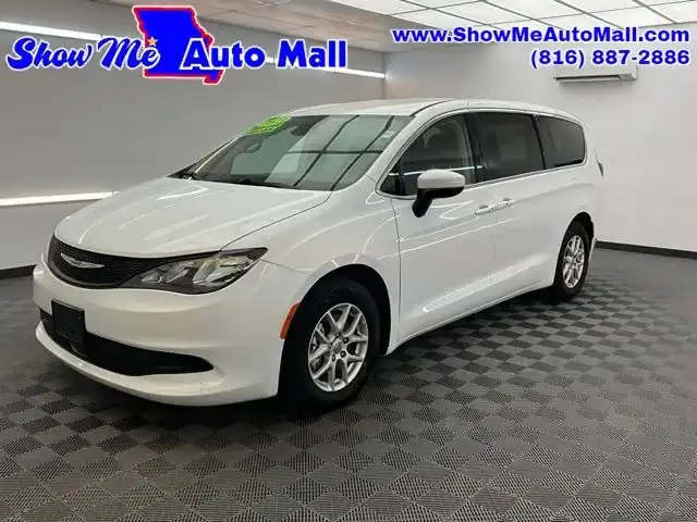 2023 Chrysler Voyager LX's photo