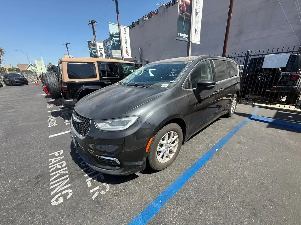 2023 Chrysler Pacifica Touring L's photo