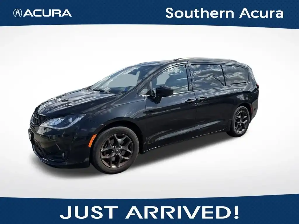 2018 Chrysler Pacifica Touring L Plus's photo