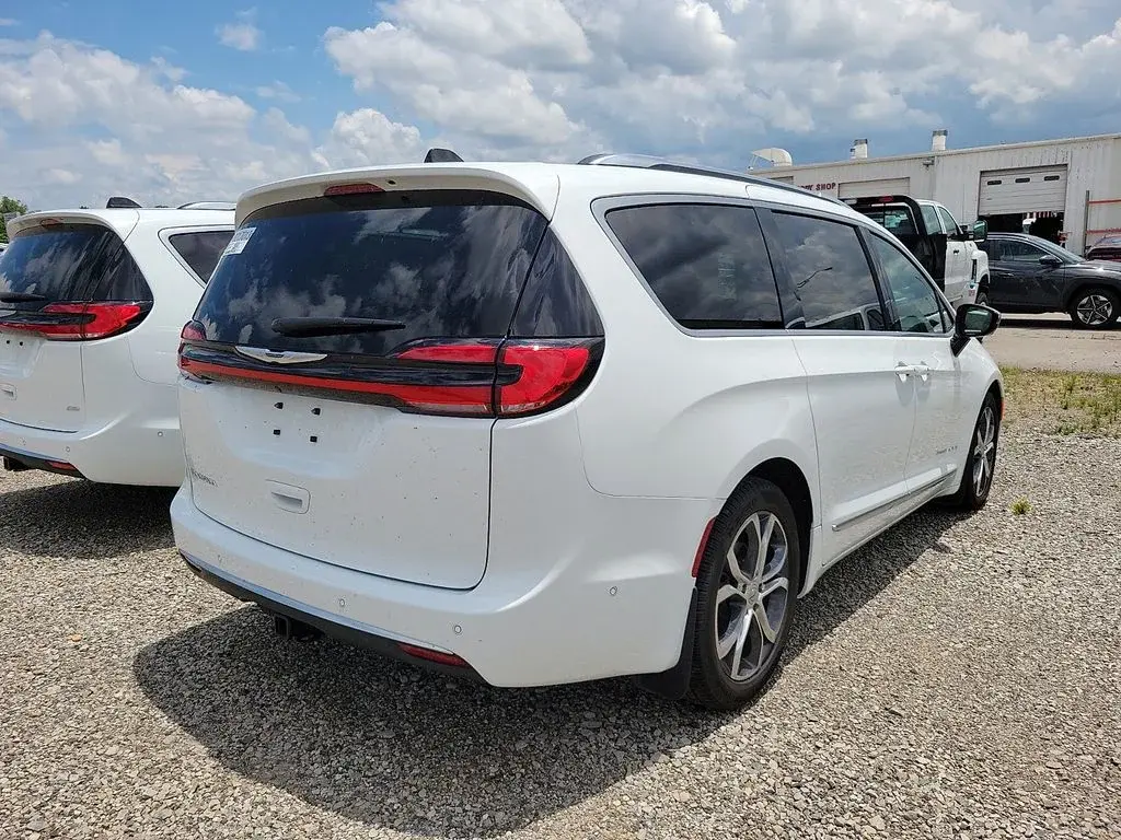 2025 Chrysler Pacifica Pinnacle photo 4