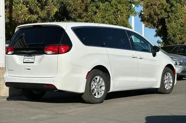 2026 Chrysler Voyager LX photo 4