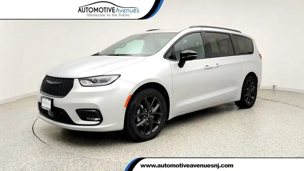 2024 Chrysler Pacifica Touring L AWD's photo