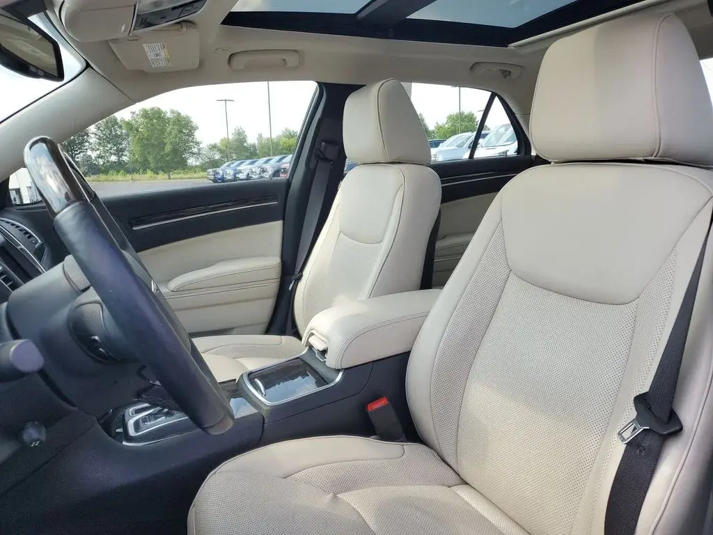 2017 Chrysler 300 C AWD photo 5