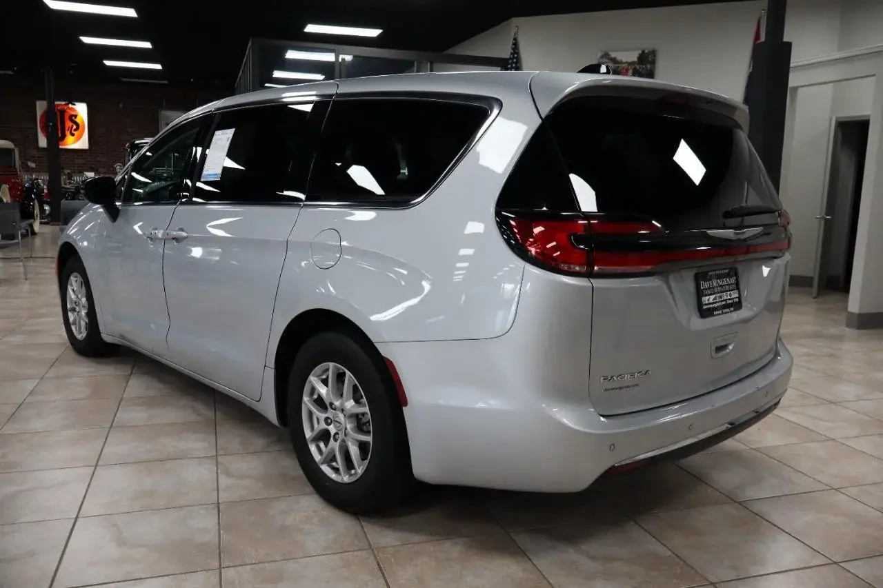 2024 Chrysler Pacifica Touring L photo 3