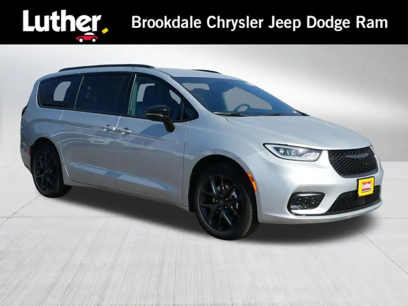 2026 Chrysler Pacifica Select's photo