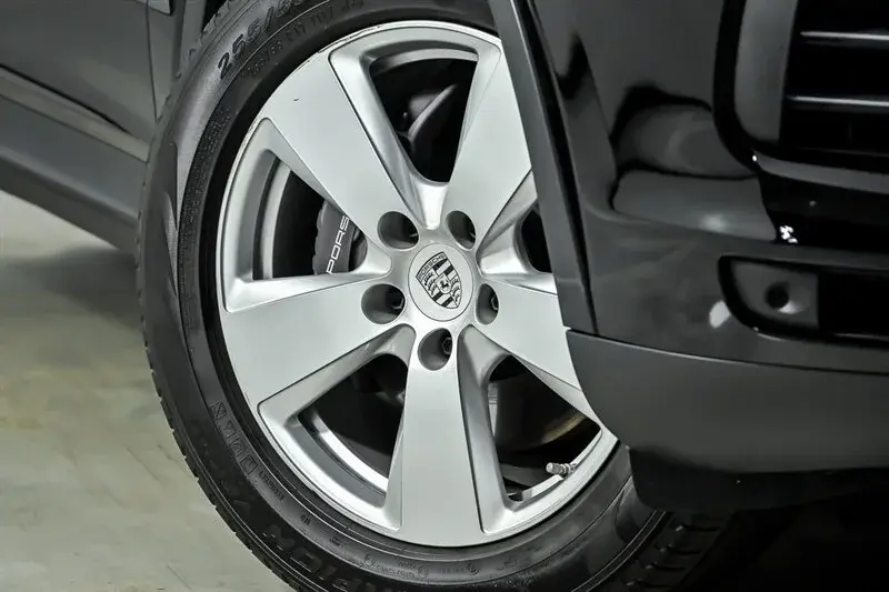 2023 Porsche Cayenne E-Hybrid photo 3