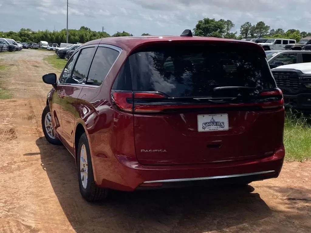 2027 Chrysler Pacifica Select photo 4
