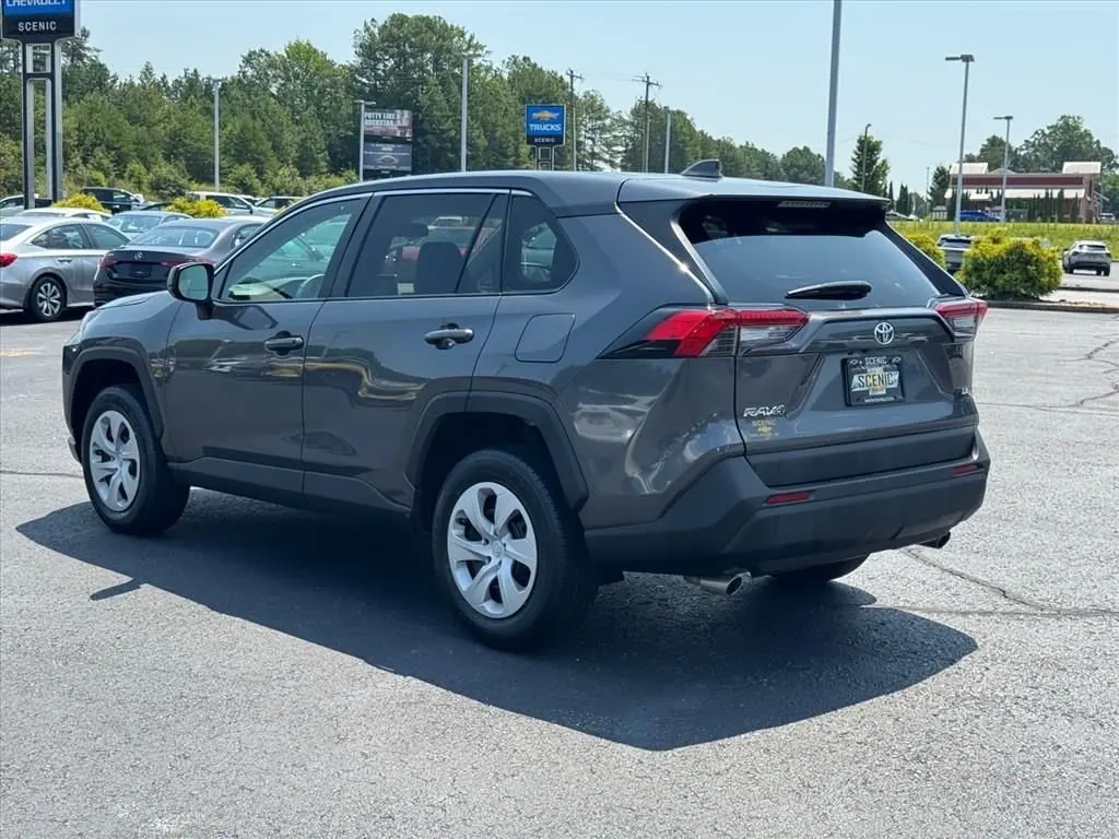 2025 Toyota RAV4 LE FWD photo 5