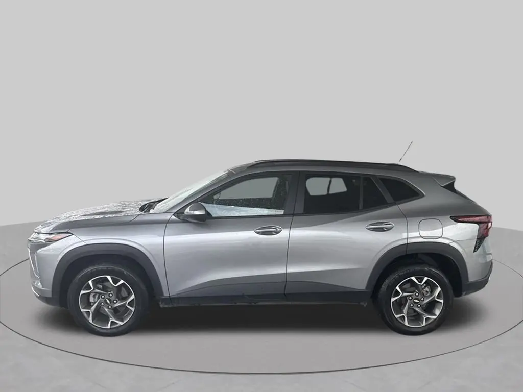 2024 Chevrolet Trax LT photo 3