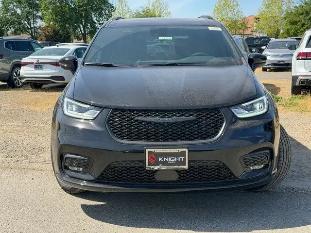 2026 Chrysler Pacifica Limited AWD photo 3