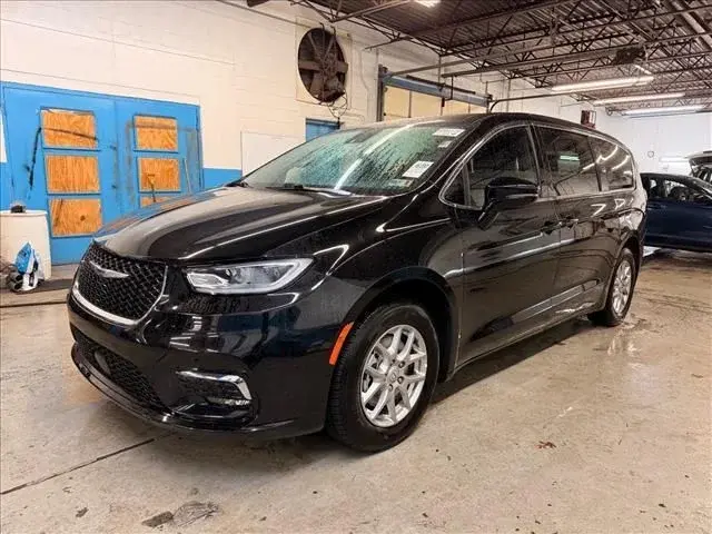 2025 Chrysler Pacifica Select photo 3