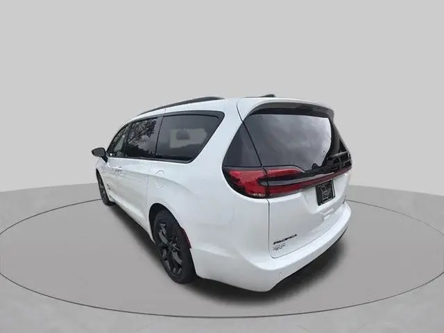 2027 Chrysler Pacifica Select photo 5