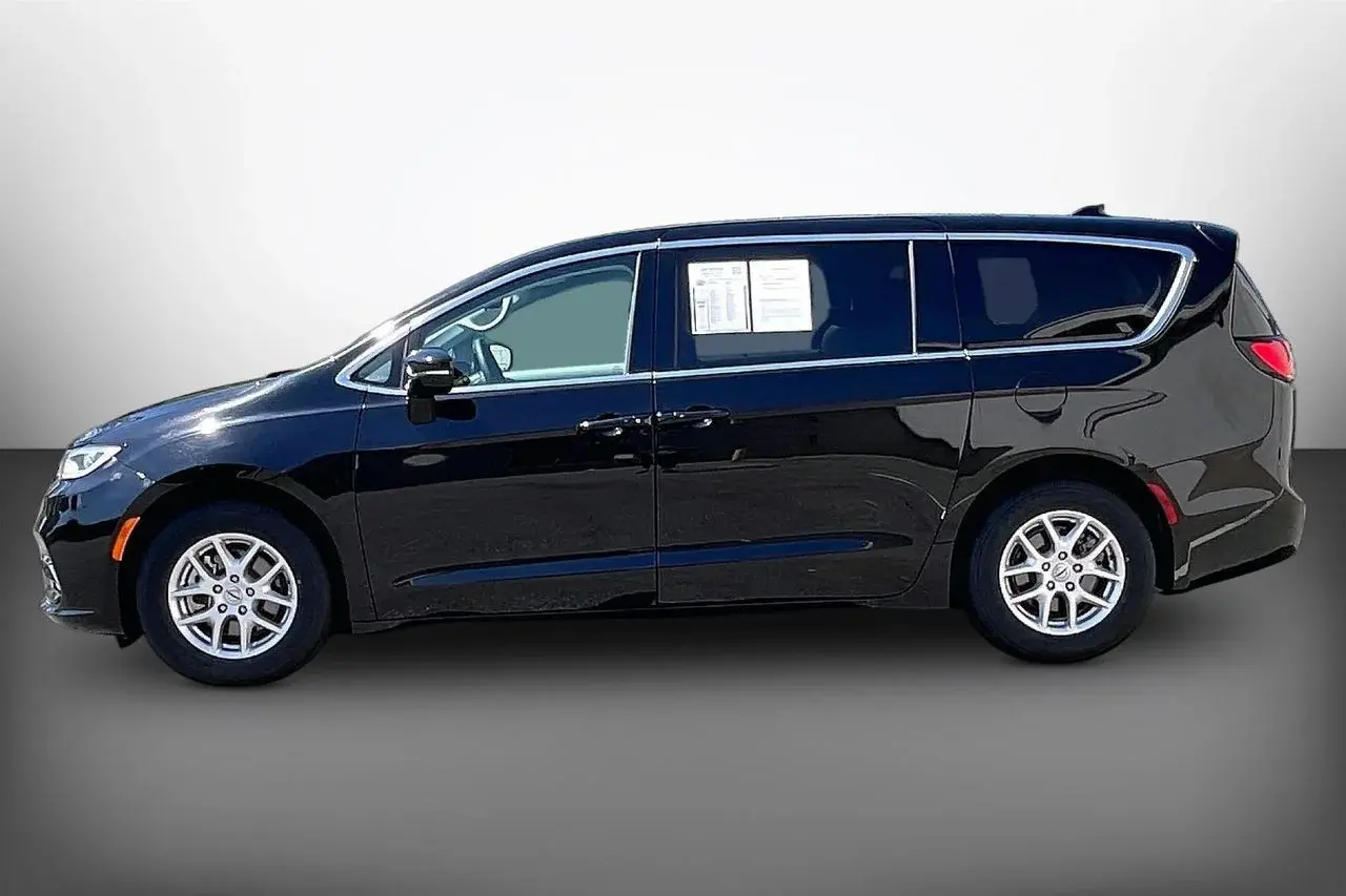 2024 Chrysler Pacifica Touring L photo 5