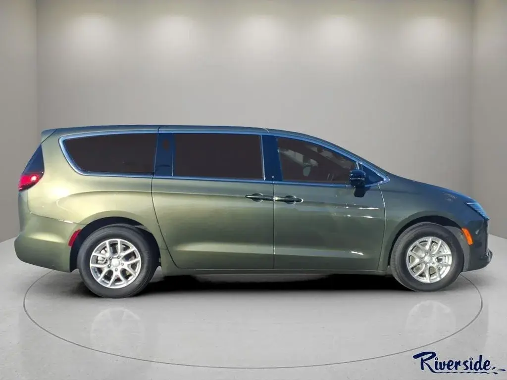 2027 Chrysler Pacifica Select photo 3