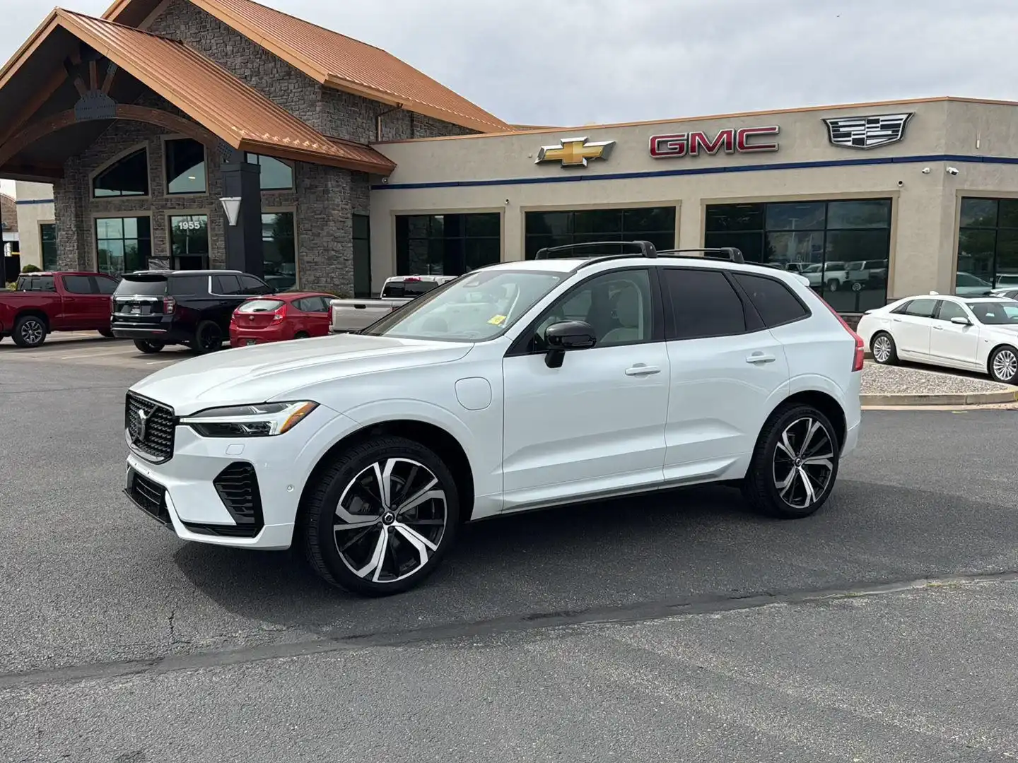 2023 Volvo XC60 T8 Ultimate Dark Theme AWD's photo