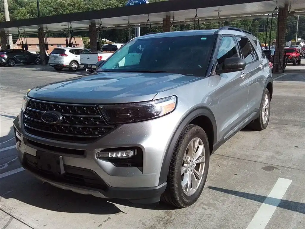 2023 Ford Explorer XLT 4WD's photo