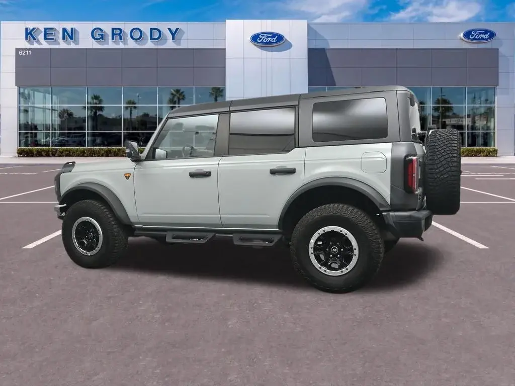 2023 Ford Bronco Badlands 4WD photo 3