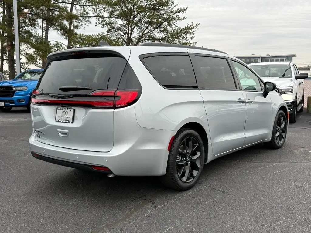2026 Chrysler Pacifica Select photo 3