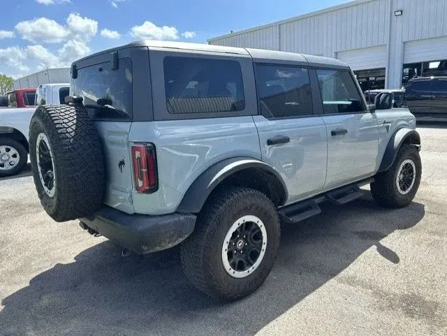 2023 Ford Bronco Badlands 4WD photo 3