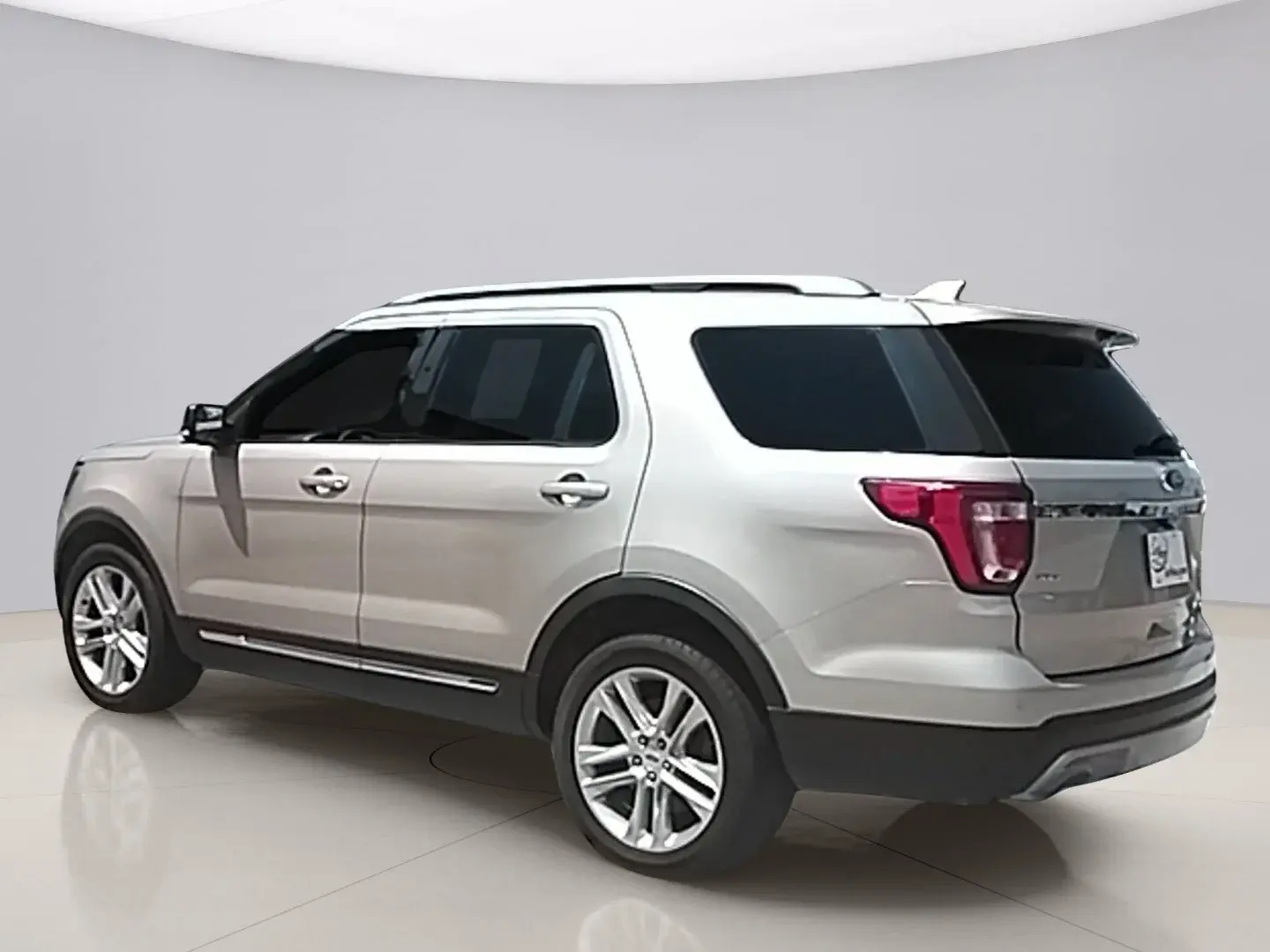 2017 Ford Explorer XLT 4WD photo 3