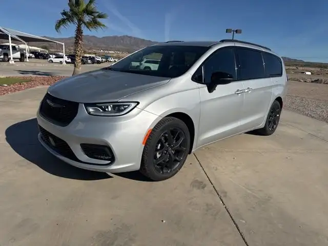 2026 Chrysler Pacifica Select's photo