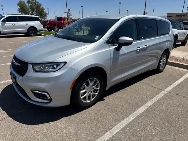 2023 Chrysler Pacifica Touring L's photo