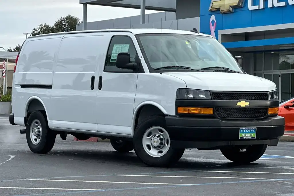 2025 Chevrolet Express Work Van HD 2500 photo 1