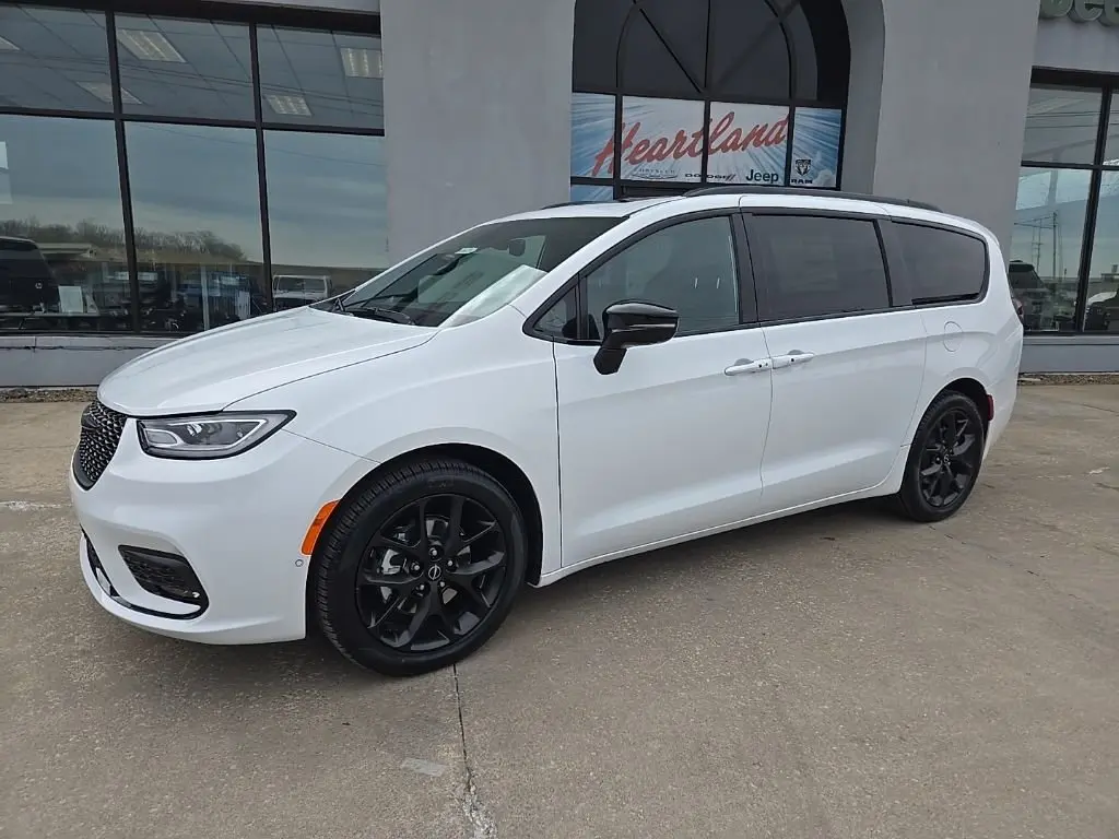 2026 Chrysler Pacifica Select photo 3